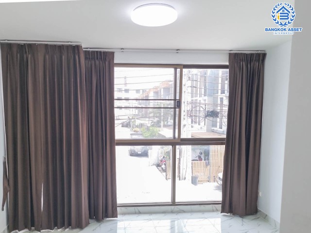 *****ทาวน์โฮมมือสองย่านกรุงเทพฯ ม.เดอะวิลโล่ว์ รามอินทรา เนื้อที่ 17.5 ตร.ว. ฟังก์ชันจัดเต็มถึง 3 ห้องนอน 3 ห้องน้ำ 1 ที่จอดรถ บ้านสวยพร้อมอยู่ บรรยากาศเงียบสงบ บนทำเลดี ใกล้รถไฟฟ้าสายสีชมพู "สถานีรามอินทรา", แฟชั่นไอส์แลนด์ และทางด่วน "รามอินทรา-อาจณรงค์" ในราคาต่อรองได้!